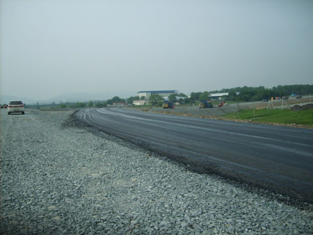 Автомобильная дорога к аэропорту «Кневичи». Строительство подъездной автомобильной дороги к международному  пассажирскому терминалу аэропорта «Кневичи».